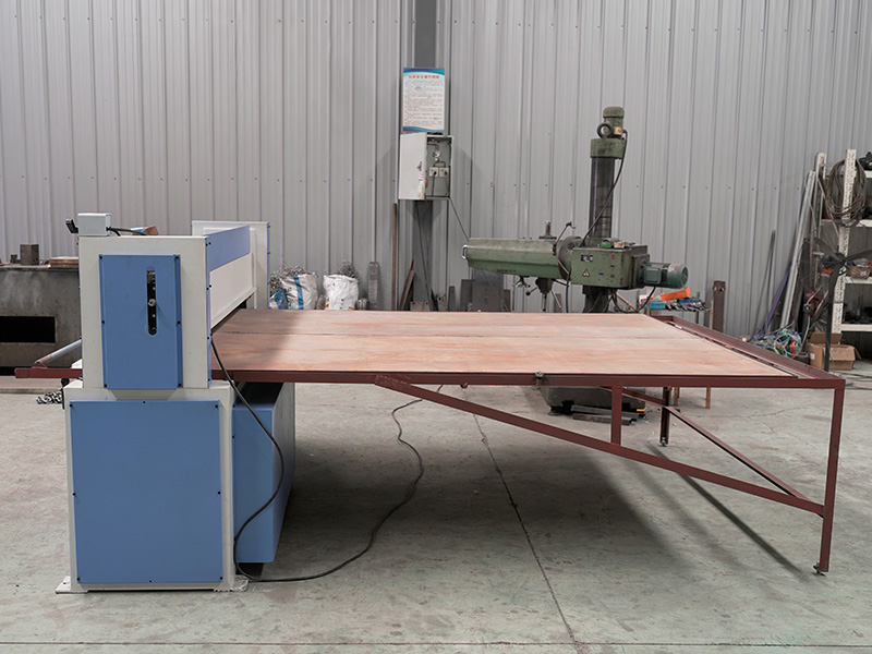 精密四柱裁斷機